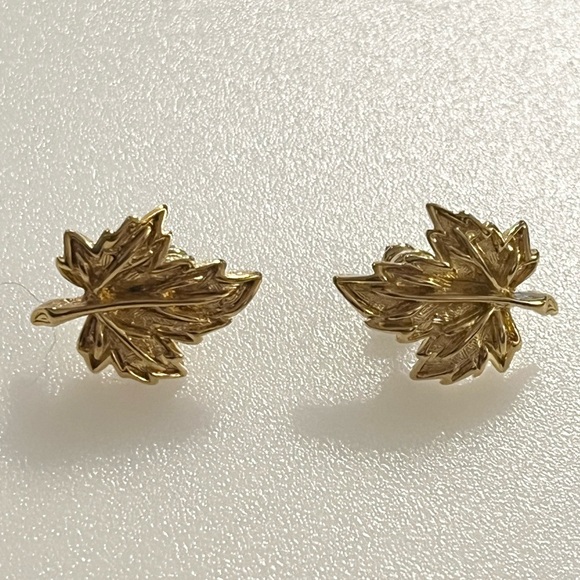 Vintage Gold Tone Maple Leaf Earrings and Matching Lapel Pin - Picture 5 of 16